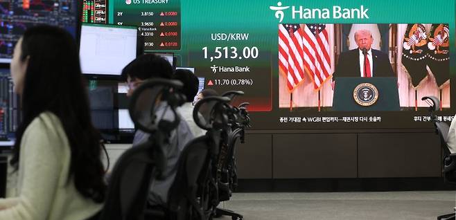 2일 오전 서울 중구 하나은행 딜링룸에 도널드 트럼프 미국 대통령의 대국민 연설 중계방송이 나오고 있다. 2026.04.02. /사진=뉴시스