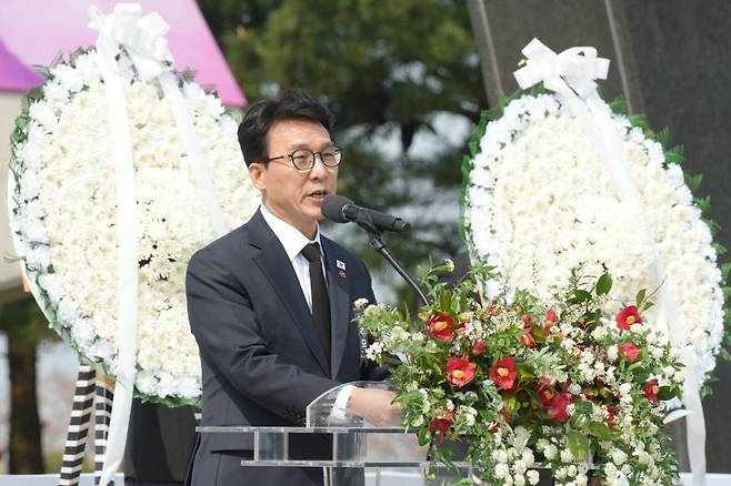 김민석 국무총리가 3일 제주4·3평화공원에서 열린 제78주년 제주4·3희생자 추념식에서 추념사를 하고 있다. 김 총리는 4·3을 현재의 민주주의와 연결하며 희생자와 유족의 명예회복을 위한 국가 책임을 강조했다. /사진=제주특별자치도 제공