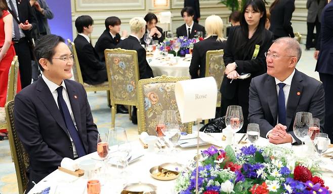 이재용(왼쪽) 삼성전자 회장과 정의선 현대자동차그룹 회장이 3일 청와대에서 열린 한-프랑스 국빈오찬에서 대화하고 있다. 뉴시스