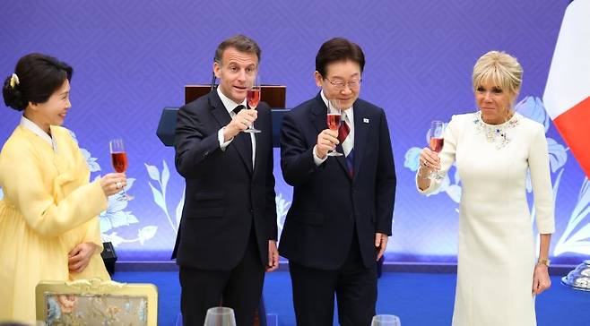 이재명 대통령과 에마뉘엘 마크롱 프랑스 대통령이 3일 청와대 영빈관에서 열린 국빈 방한 환영 오찬에서 건배를 하고 있다. 뉴스1
