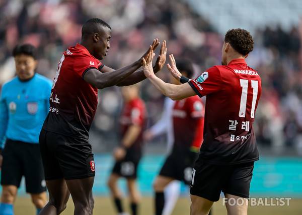 몬타뇨(왼쪽), 갈레고(오른쪽, 부천FC). 서형권 기자