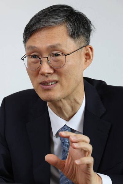 문형배 전 헌법재판소장 권한대행이 25일 오후 대전 유성구 카이스트(KAIST) 문술미래전략대학원 연구실에서 ‘윤석열 탄핵 1년’을 앞둔 소회와 당시 상황 등을 이야기하고 있다. 김정효 기자 hyopd@hani.co.kr