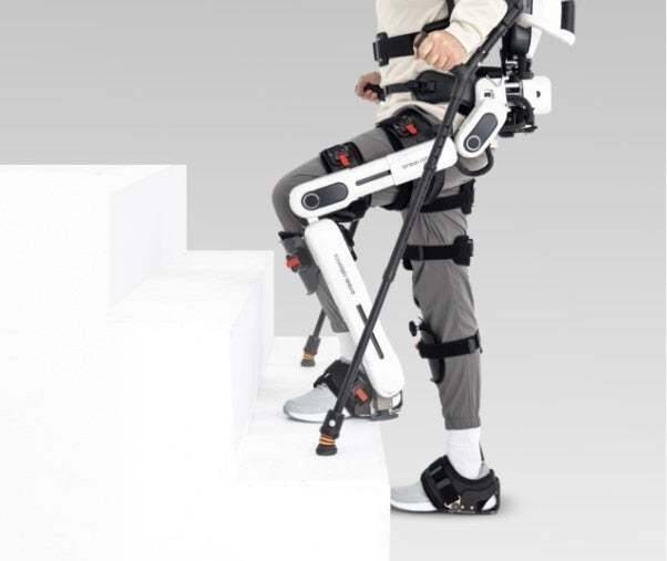 웨어러블 로봇 ‘엔젤렉스 M20’을 착용한 모습. 엔젤로보틱스 제공