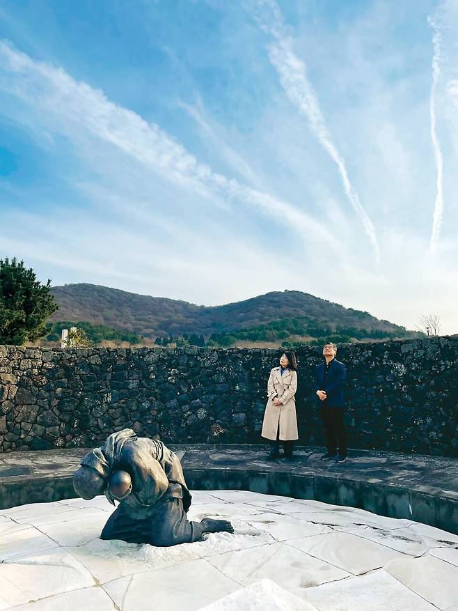 지난 3월23일 오후 허영선 시인(왼쪽)과 허호준 기자가 제주 4·3평화공원 안에 있는 상징조형물 ‘비설’(희생자 변병생 모녀의 기념 조각) 앞에서 하늘을 올려다보고 있다. 이유진 기자