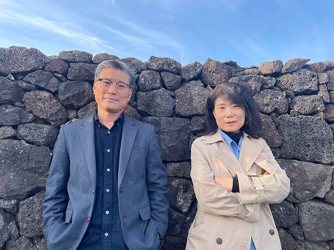 허호준 기자(왼쪽)와 허영선 시인이 4·3공원의 조형물 벽에 기대어 있다. 이유진 기자