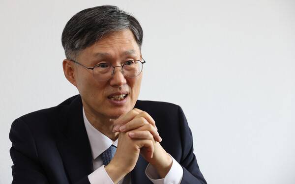 문형배 전 헌법재판소장 권한대행이 25일 오후 대전 유성구 카이스트(KAIST) 문술미래전략대학원 연구실에서 ‘윤석열 탄핵 1년’을 앞둔 소회와 당시 상황 등을 이야기하고 있다. 김정효 기자 hyopd@hani.co.kr