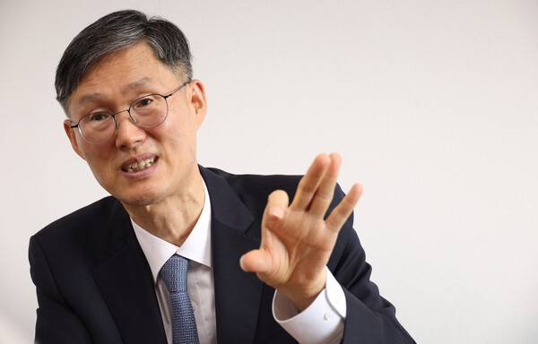 문형배 전 헌법재판소장 권한대행이 25일 오후 대전 유성구 카이스트(KAIST) 문술미래전략대학원 연구실에서 ‘윤석열 탄핵 1년’을 앞둔 소회와 당시 상황 등을 이야기하고 있다. 김정효 기자 hyopd@hani.co.kr