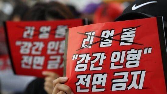 2019년 9월28일 오후 서울 청계광장에서 열린 ‘리얼돌 수입 허용 판결 규탄 시위’에서 참가자들이 구호를 외치고 있다. 연합뉴스