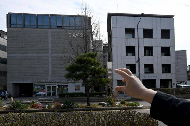 천경환 건축사가 지난달 31일 서울 종로구 갤러리현대, 금호미술관의 차이에 대해 설명하고 있다. 박지연 인턴기자