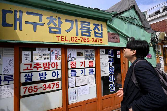 천경환 건축사가 31일 서울 종로구 계동길에서 가장 오래된 가게인 '대구참기름집'의 역사에 대해 설명하고 있다. 박지연 인턴기자