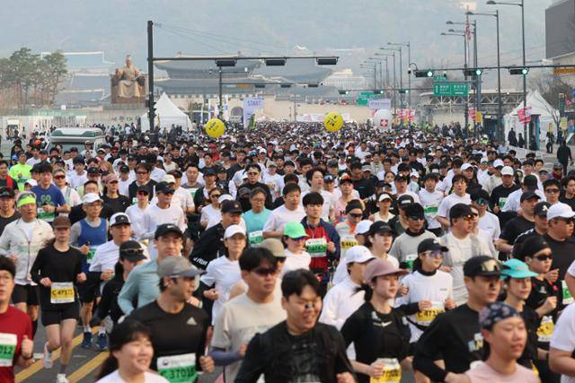 지난달 29일 서울 광화문광장에서 열린 서울 K-마라톤대회에서 참가자들이 출발하고 있다. 러닝을 할 때는 마라톤 완주 같은 높은 수준의 매일 뛰기 같은 목표를 설정하는 게 좋다고 제임스 클리어는 강조한다. 뉴시스