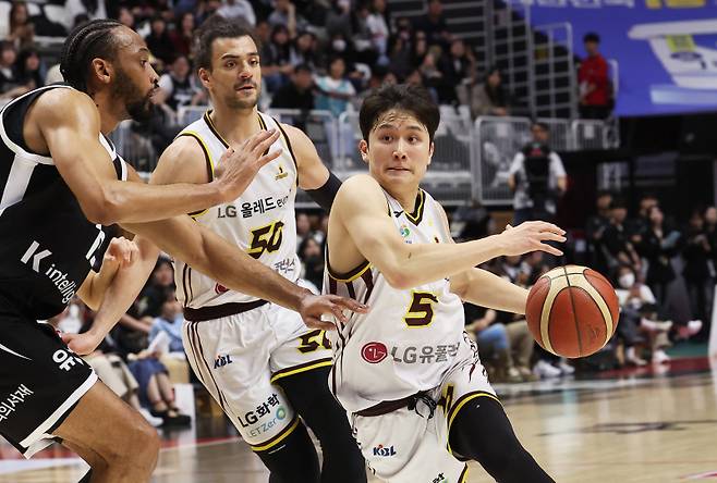 <yonhap photo-4139=""> 돌파하는 양준석 (수원=연합뉴스) 홍기원 기자 = 3일 경기도 수원KT소닉붐아레나에서 열린 프로농구 수원 KT 소닉붐과 창원 LG 세이커스의 경기. LG 양준석이 돌파하고 있다. 2026.4.3 xanadu@yna.co.kr/2026-04-03 20:33:57/ <저작권자 ⓒ 1980~2026 ㈜연합뉴스. 무단 전재 재배포 금지, AI 학습 및 활용 금지></yonhap>