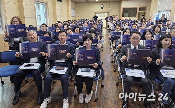 나주교육지원청에서 열린 '나주 교육 비전 선포 후 180일 이야기' 설명회에 참석한 교육관계자와 학부모 등이 '나주교육빅뱅 프로젝트'를 외치는 퍼포먼스를 하고 있다. [사진=한봉수 기자]