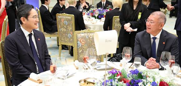 이재용 삼성전자 회장(왼쪽)과 정의선 현대차그룹 회장이 3일 청와대에서 열린 이재명 대통령 주최 에마뉘엘 마크롱 프랑스 대통령 국빈 방한 환영 오찬에서 대화하고 있다. 2026.4.3 [사진=연합뉴스]