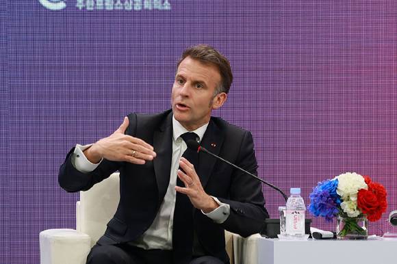 에마뉘엘 마크롱 프랑스 대통령이 3일 FKI타워 컨퍼런스센터에서 열린 '제3차 한-프랑스 경제계 미래대화'에 참석해 기조강연을 하고 있다. [사진=한경협]