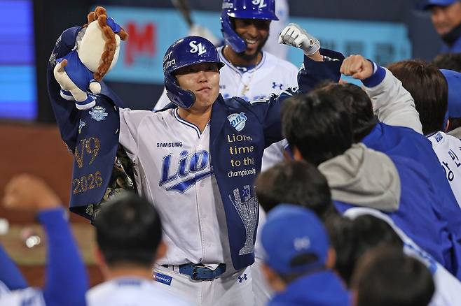 2일 대구 두산전 8회 투런 홈런을 친 뒤 재킷 세리머니를 하는 삼성 류지혁. 사진 삼성 라이온즈