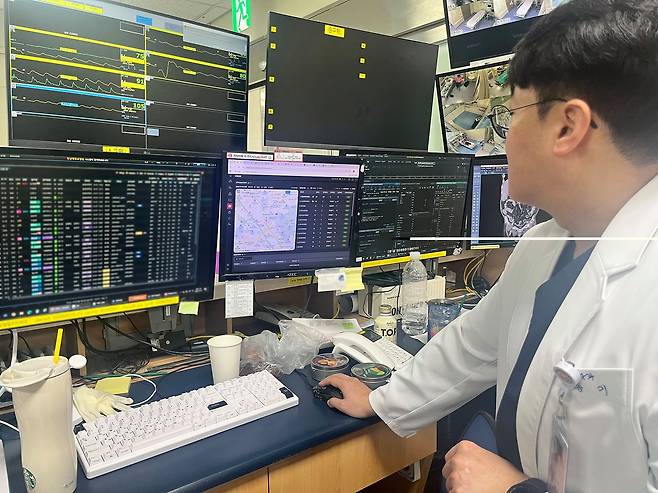 김동기 전남대병원 응급의학과 교수가 광주형 원스톱 응급의료 플랫폼에 표시된 지역 내 응급 환자 현황을 확인하고 있다. 광주의 응급실 의료진과 119구급대는 이 플랫폼을 통해 이송 병원을 결정한다. 이에스더 기자