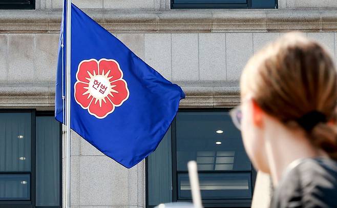 지난달 25일 서울 종로구 헌법재판소에 걸린 헌법재판소 깃발이 바람에 휘날리는 모습. 뉴스1