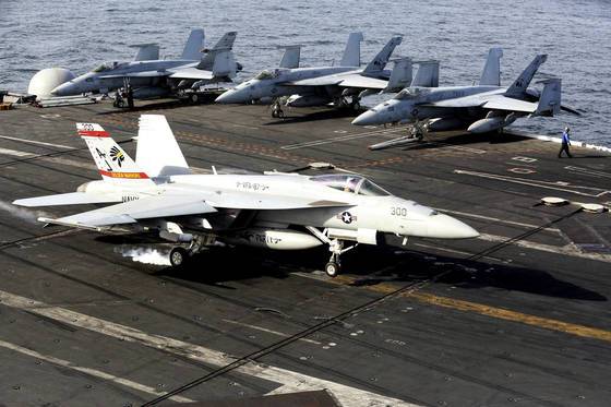 미 해군 항공모함 부시함 비행갑판에 F-18 전투기가 착함하고 있다. AP=연합뉴스