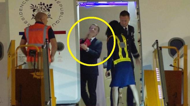 에마뉘엘 마크롱 프랑스 대통령이 동남아시아 순방 첫 국가인 베트남 하노이에 도착해 비행기에서 내리기 직전 브리지트 여사에게 얼굴을 얻어맞는 장면. AP=연합뉴스