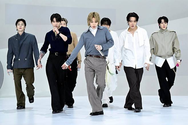 그룹 방탄소년단(BTS)이 지난달 26~27일 양일간 미국 NBC '더 투나잇 쇼 스타링 지미 팰런' 토크쇼에 출연했다. 정규 5집 '아리랑'(ARIRANG) 발매 이후 첫 공식 토크쇼다. 사진 NBC