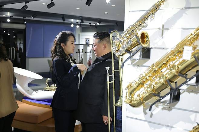 북한 노동당 기관지 노동신문은 3일 1면에서 "경애하는 김정은 동지께서 개업을 앞둔 화성지구 4단계 구역의 여러 봉사시설을 둘러보시면서 운영준비정형을 료해(파악)하시였다"고 보도했다. 뉴스1