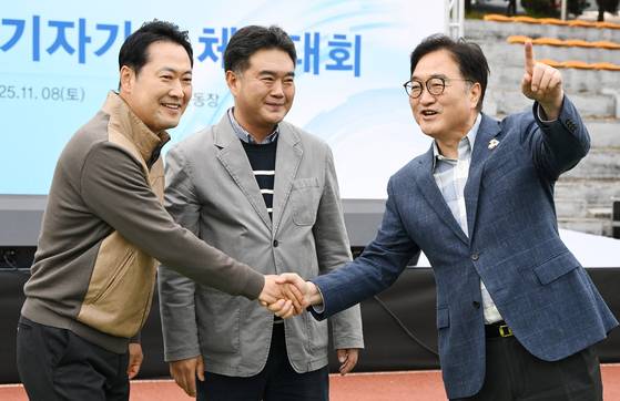 우원식 국회의장(오른쪽)과 국민의힘 장동혁 대표(왼쪽)가 지난해 11월 8일 서울 여의도 국회의사당 운동장에서 한국사진기자협회가 연 '2025 사진기자가족 체육대회'에 방문해 인사하고 있다. 연합뉴스