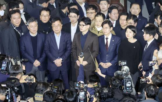 윤석열 대통령이 계엄령을 선포한 다음 날인 12월 4일 새벽 한동훈 국민의힘 대표가 국회 본회의장을 나와 입장을 밝히고 있다. 김성룡 기자.