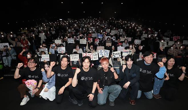 지난달 17일 1300만 관객 돌파를 기념해 서울 강남구 코엑스 메가박스에서 팬들과 만난 영화 '왕과 사는 남자'팀. 장항준 감독(앞줄 왼쪽부터)과 배우 전미도, 유해진, 유지태, 박지훈, 김민, 이준혁, 박지윤, 김수진이다. 뉴스1