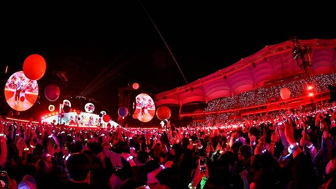 지난해 4월 16일 오후 경기 고양 고양종합운동장에서 콜드플레이가 두 번째 내한공연 '라이브 네이션 프레젠츠 콜드플레이 : 뮤직 오브 더 스피어스 딜리버드 바이 디에이치엘(LIVE NATION PRESENTS COLDPLAY : MUSIC OF THE SPHERES DELIVERED BY DHL)'을 펼치고 있다.[사진 = 라이브 네이션 코리아]