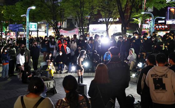 서울 홍대 앞에서 한 가수가 거리공연을 펼치고 있다. 홍대에서의 소규모 공연은 우리나라 공연계의 자양분이라는 평가가 많다. [중앙 포토]