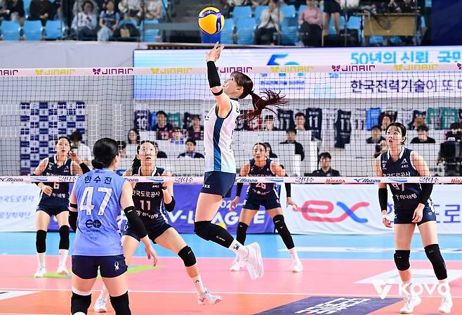 3일 김천체육관에서 열린 챔피언결정전 2차전에서 토스하는 GS칼텍스 안혜진. 사진 한국배구연맹