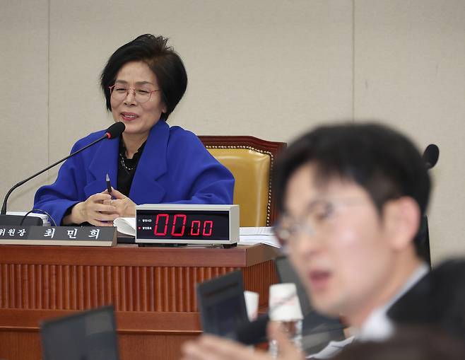 최민희 국회 과학기술정보방송통신위원회 위원장이 1일 오전 서울 여의도 국회에서 열린 고광헌 방송미디어통신심의위원회 위원장 후보자에 대한 인사청문회에서 박충권 국민의힘 의원의 질의를 들으며 실소하고 있다. /뉴시스