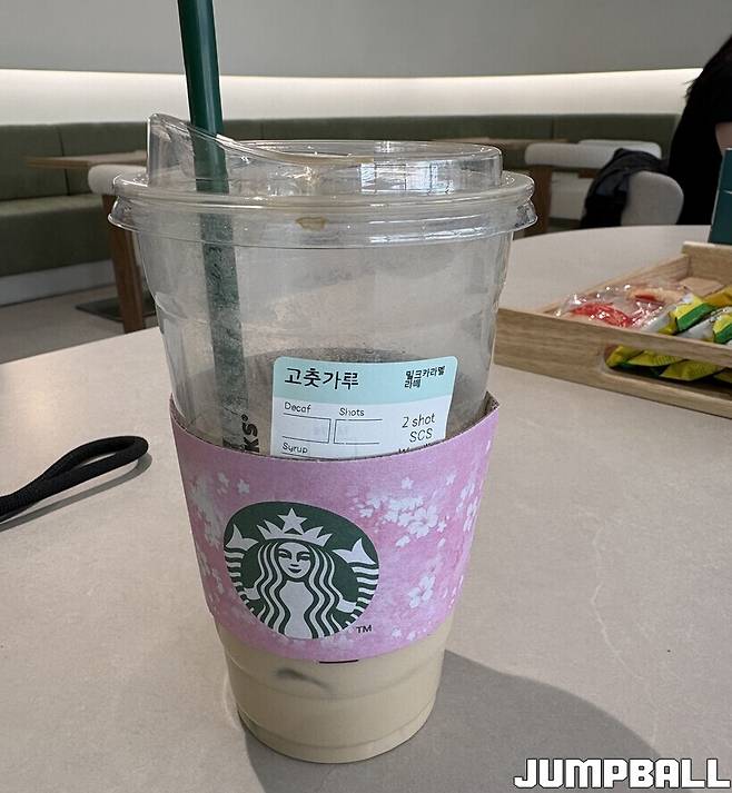 ▲고춧가루 고객님~! 주문하신 아이스 밀크캬라멜라떼 한 잔 나왔습니다.