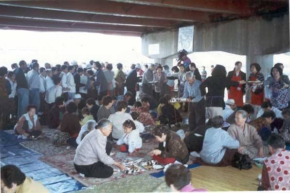 ▲ 밥상공동체가 원주교(쌍다리) 아래에서 무료급식을 나누던 모습.