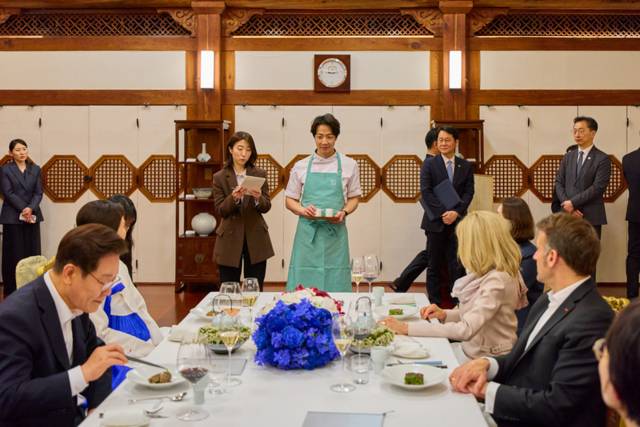 ▲ 이재명 대통령 부부와 에마뉘엘 마크롱 프랑스 대통령 부부가 2일 청와대에서 열린 친교만찬에서 손종원 셰프의 음식 설명을 듣고 있다. 2026.4.3 [청와대 제공]
