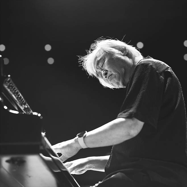 피아니스트 백건우가 지난해 3월 서울 예술의전당에서 연 모차르트 공연을 앞두고 리허설하는 모습.       /판테온 제공