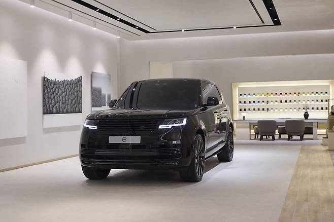 레인지로버 SV 블랙 /사진=이정우 기자