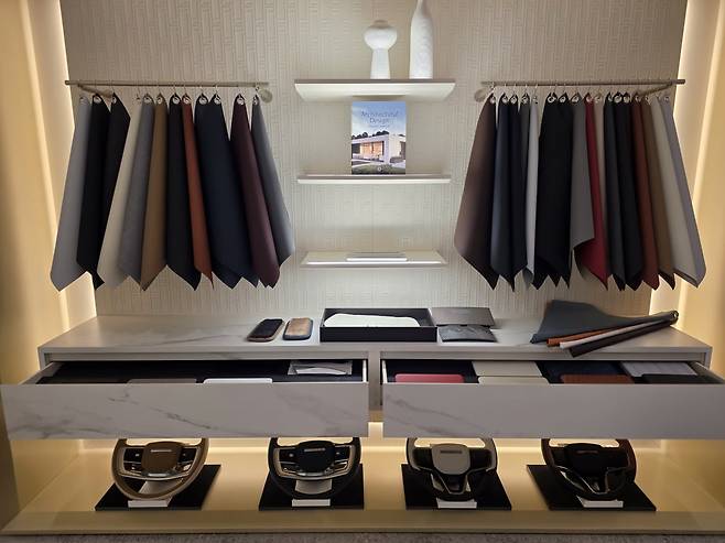 SV 비스포크 스튜디오에 다양한 질감의 가죽시트 등이 전시되어 있다. /사진=이정우 기자