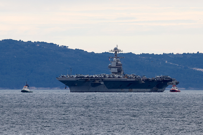 지난달 28일(현지시간) 미국의 세계 최대 규모이자 최신 항공모함인 제럴드 포드호가 크로아티아 스플리트 항구에 도착하고 있다. 로이터연합뉴스