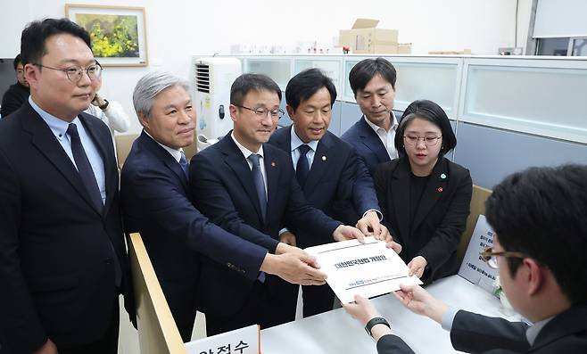 여야 6당 원내대표들이 3일 국회 의안과에 헌법 개정안을 제출하고 있다. 연합뉴스