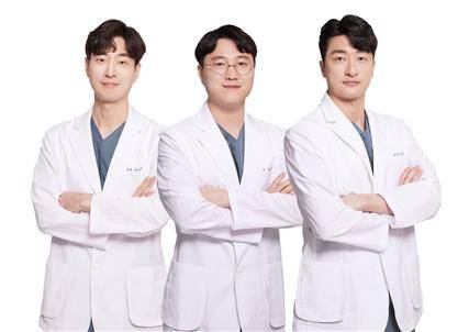 이근익(왼쪽부터)·강지헌·김동조 원장.코지이비인후과의원 제공