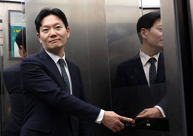 '쌍방울 대북 송금' 사건을 수사했던 박상용 인천지방검찰청 부부장검사가 3일 국회에서 열린 '윤석열정권 정치검찰조작기소 의혹사건 진상규명' 국정조사특별위원회 전체회의에서 서영교 위원장의 대기 장소 이동 조치에 이석하고 있다. 연합뉴스