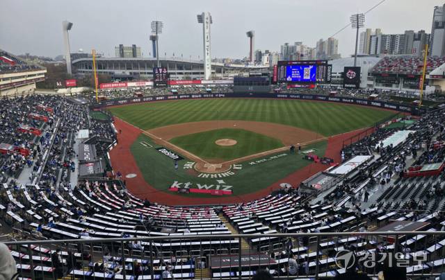 수원 KT위즈파크가 오프시즌 동안 관중석 좌석과 인조잔디, 안전 펜스를 전면 교체하는 등 시설 개선 공사를 마쳤다. 관람 환경과 선수 경기 여건이 함께 개선됐다.임창만기자