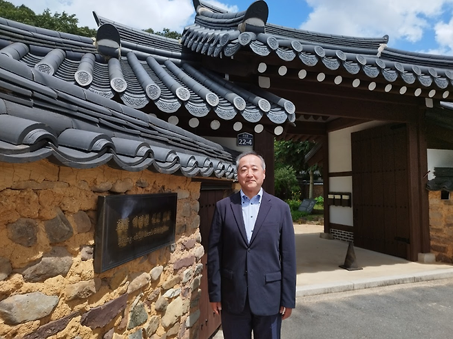 지난 2024년 경남 의령의 호암 이병철 삼성 창업회장 생가를 방문한 야나기마치 이사오 게이오대 교수. [본인 제공]