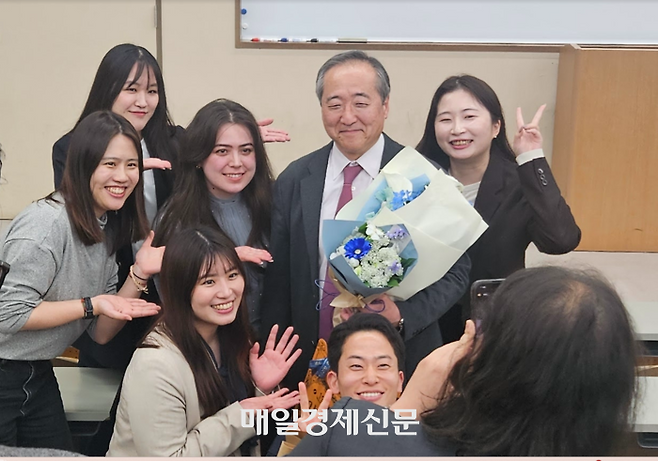 마지막 강의를 마치고 제자들에게 둘려싸여 기념촬영을 하고 있는 야나기마치 이사오 게이오대 교수 [도쿄 이승훈 특파원]