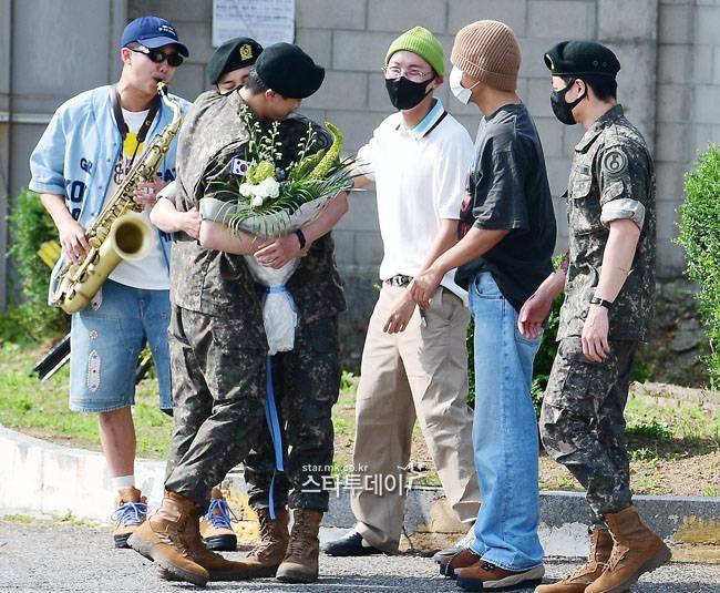 2024년 BTS 맏형 진의 전역을 축하해주는 방탄소년단 멤버들. 사진|스타투데이DB