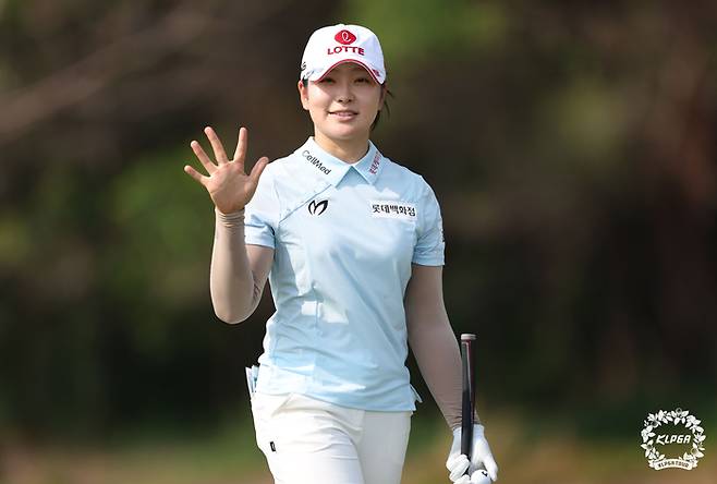 유현조가 지난달 12일 태국 촌부리 아마타스프링CC에서 열린 KLPGA 투어 리쥬란챔피언십 1라운드 도중 홀아웃하면서 손을 흔들며 미소짓고 있다. KLPGA