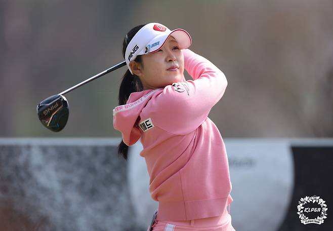유현조가 2일 열린 더시에나오픈 1라운드 8번홀에서 티샷한 공을 바라보고 있다. KLPGA