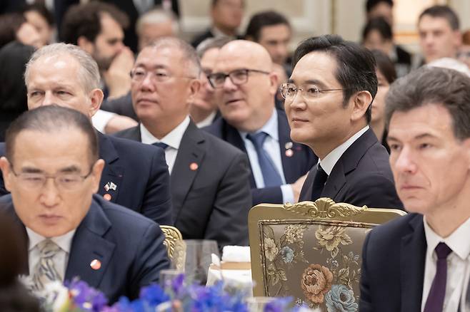 이재용 삼성전자 회장(오른쪽)과 정의선 현대차그룹 회장이 3일 청와대에서 열린 이재명 대통령 주최 에마뉘엘 마크롱 프랑스 대통령 국빈 방한 환영 오찬에 참석해 있다. 20260403 청와대사진기자단 김호영기자